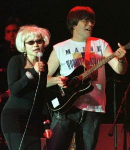 Amy Tan e Stephen King in azione durante un concerto dei Rock Bottom Remainders.