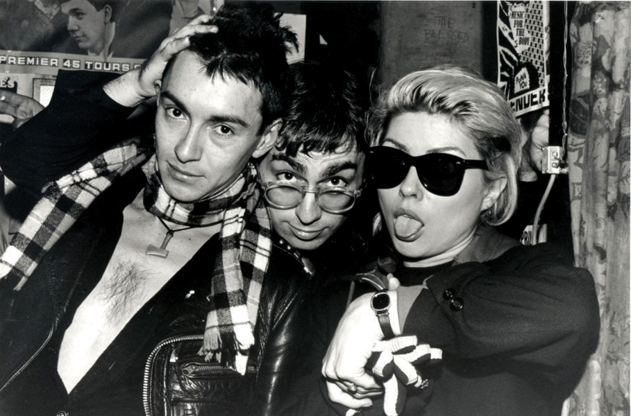 Chris Stein e Debbie Harry dei Blondie, insieme al direttore artistico dei Ramones Arturo Vega, all'interno del CBGB.